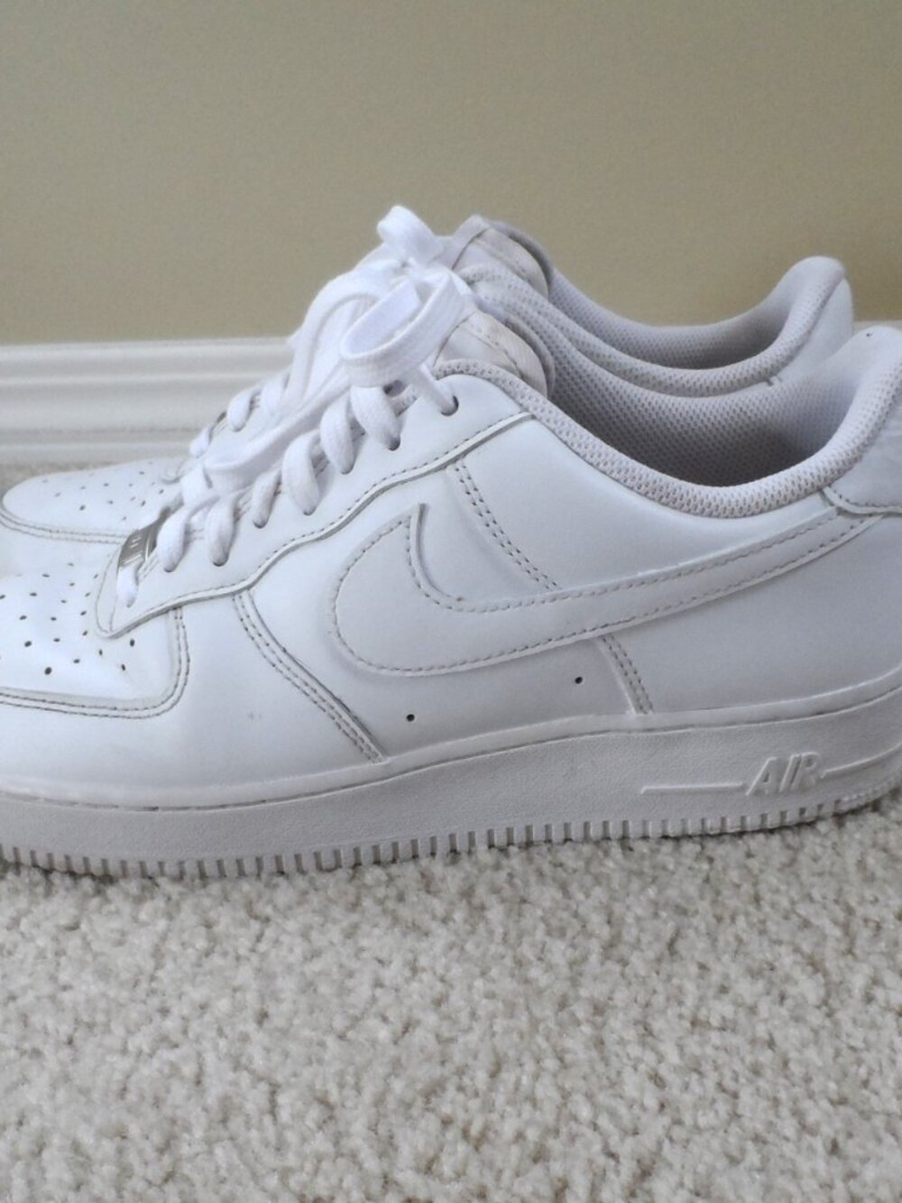 Nike Air Force 1 '07 low-top sneakers featuring a classic, size 10 men